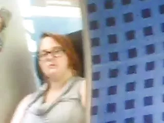 年轻的金发女郎喜欢感觉迪克在