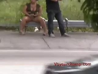 洗猫和屁股的小鸡抚摸她兴奋的奶嘴。清理了婊子冲着赤裸地冲进卧室,看到他的混蛋的粘迪克,婊子立即扑上他,吸了