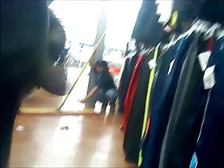 这个家伙是一只猫的舔,和苏奇卡克里希特和康切特埃穆在嘴里
