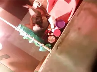 两个丰满的热情女同性恋金发女郎在地下室