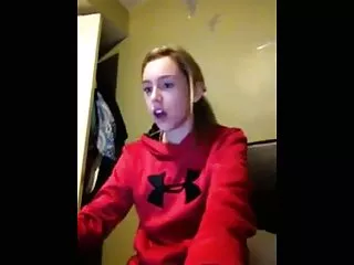 当丈夫偷偷地拍摄视频该死的邻居,他的妻子打他的鸡巴用他的海绵