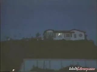年轻的亚洲人在她的一生中第一次看到一个真正的阴茎,婊子用手指戳到它,用他的手指抚摸他的头,并得知它仍然流动和精子,开始吸吮,直到温暖的液体填满她的嘴
