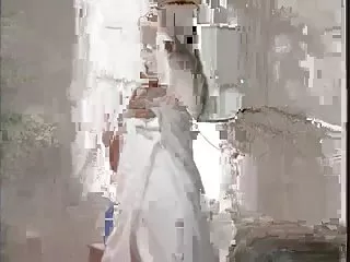 穿着紧身衣的小鸡用手指玩耍