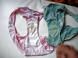 丰满的婊子在沙发上搞砸了自己