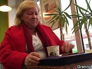 在床上交配两只年轻的鸽子