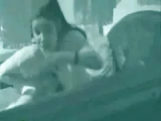 美丽的黑发在按摩室得到高潮