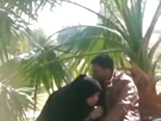高 黑发 吸 她的 迪克 在她的 膝盖