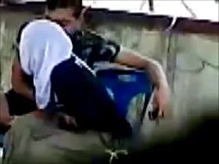 秃头的家伙对待一个年轻的金发酒,并孕育她做爱