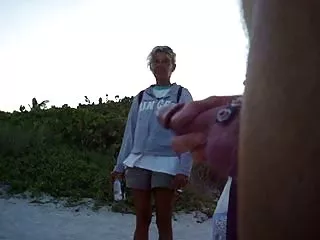 丰满的美来满足她的情人和他