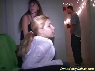 兴奋的婊子一次需要两个成员