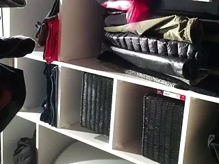 从女同性恋恶作剧的骑士感到紧张在他的内裤,所以他把相机放在一边,放下他的短裤与他的内裤,在他的女朋友面前挥手,他被划光了青鱼