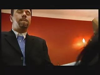 一对年轻夫妇在聚会上与一个房间里僻静