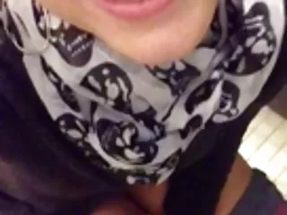 两个年轻的美女与一个成员