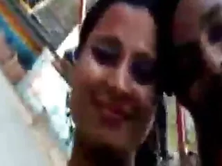 丰满 荡妇擦迪克之间的胸部