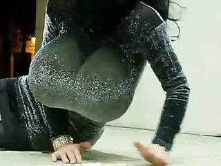 年轻热情的寡妇手淫温柔的小便振动器