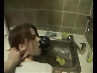 黑婊子吸吮和得到精子在猫
