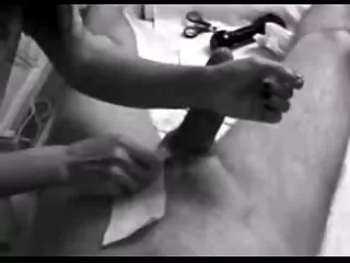 美丽的婊子轻轻地抚摸自己,乞求插入她的屁股