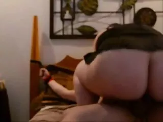 傲慢的黑发女同性恋安排了一个BDSM为红头发