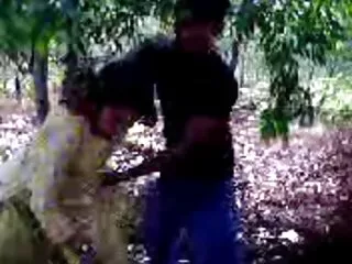 丰满热情的女同性恋泰勒和格雷西舔甜小便池