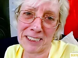 排练中的两个老婊子抚摸着他们的胖身材