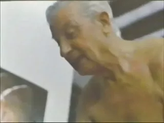 日本学生急忙赶到其中一人的公寓,在那里,互相披上薄薄的裙子,甜舔俏皮的舌头发现那里湿多汁