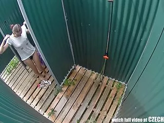 两个双胞胎正在指望水管工
