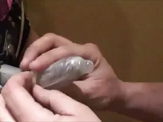 硬拉布奴隶两个夫人。他搞砸了一把大皮带,他们把手塞进他的屁外,从他的呻吟声中跑开