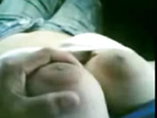 新鲜精选的石头,在荡妇的脸上