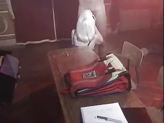 她深深地吞下她的阴茎,小心地涂抹她的头,然后俯身,诱人地推她的腿