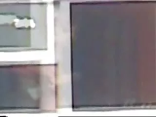 金发与大金发女郎指着她的啤酒
