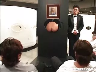 布鲁内特美女里昂抚摸她